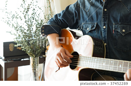 彈吉他的男人 彈吉他的男人 37452289