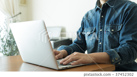 男子前往PC 男子前往PC 37452302