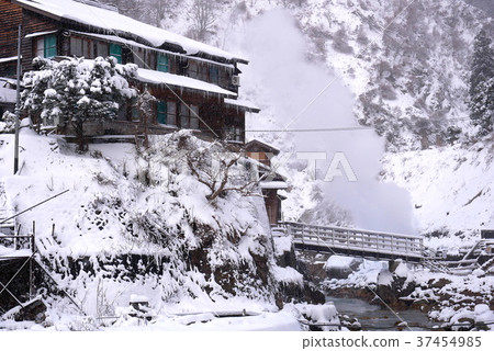 Jigokudani Onsen large fountain 37454985