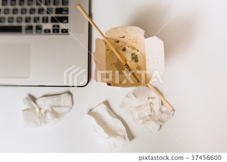 Empty take-out boxe and chopsticks 37456600