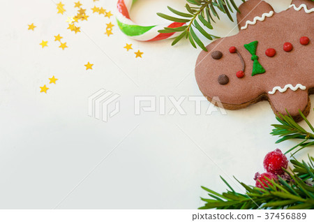 Christmas background. Gingerbread men and Christmas background. Gingerbread men and 37456889