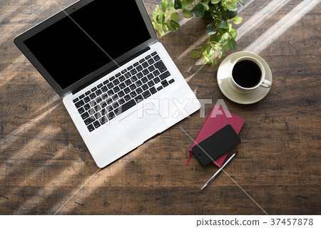 Laptop and coffee (break image Makoto) 37457878