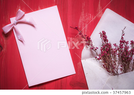 Envelope with flowers and a blank message card Envelope with flowers and a blank message card 37457963
