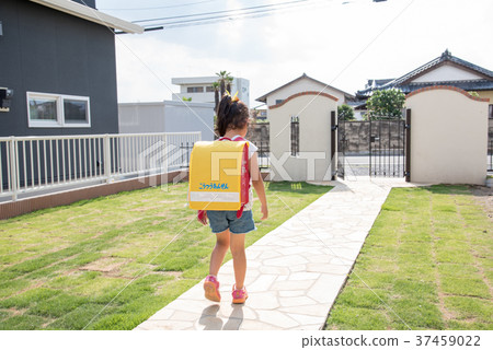 上學的小學女孩 37459022