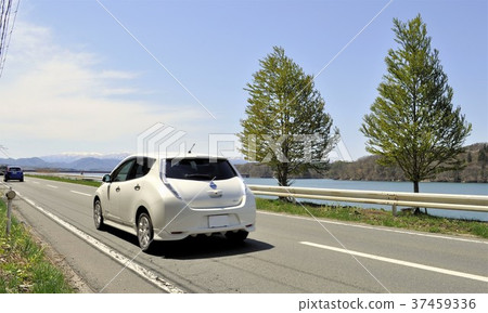 沿湖行駛的 EV Nissan Leaf 行駛圖像 37459336