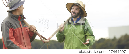 農民男人和外國男子用斧頭 37464697