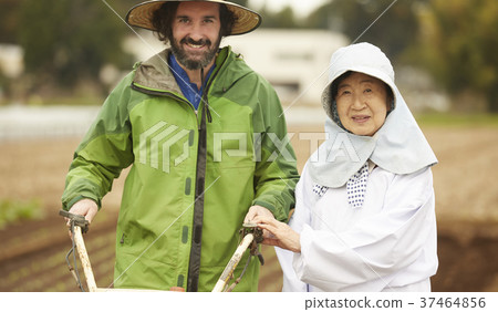 農民婦女和外國人耕地機 37464856