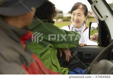 追踪農民婦女和外國男人 追踪農民婦女和外國男人 37464988