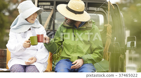 Agriculture Break Farmer woman and foreign man 37465022