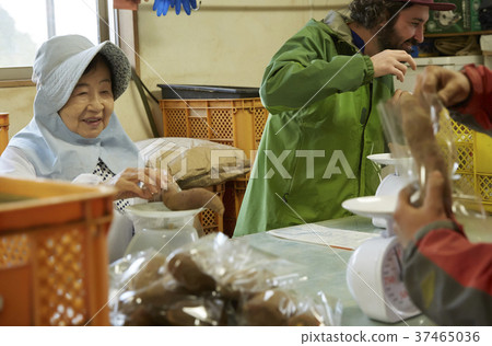 Picking place Shipping work Foreigner men Picking place Shipping work Foreigner men 37465036