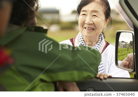 追踪農民婦女和外國男人 追踪農民婦女和外國男人 37465040
