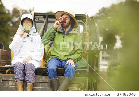 Agriculture Break Farmer woman and foreign man 37465046
