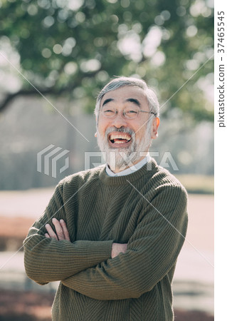 戶外老人微笑的胳膊 37465545