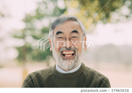 戶外微笑的老人祖父 戶外微笑的老人祖父 37465638