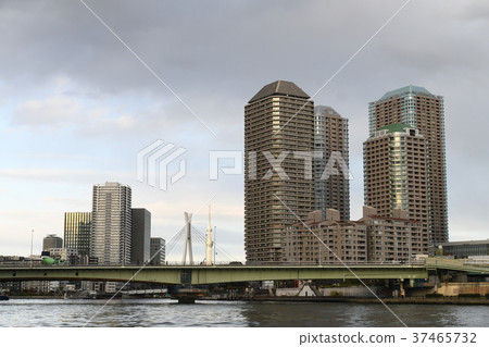  東京都市風景“在隅田川的大橋大橋”在日本 37465732