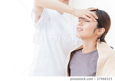 Massage beauty treatment man body chiropractic female patient white background 37466525