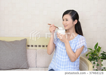 女人吃酸奶 女人吃酸奶 37468128