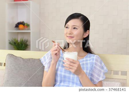 女人吃酸奶 37468141