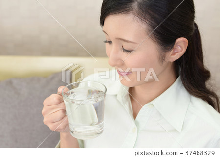 一個女人喝水 一個女人喝水 37468329
