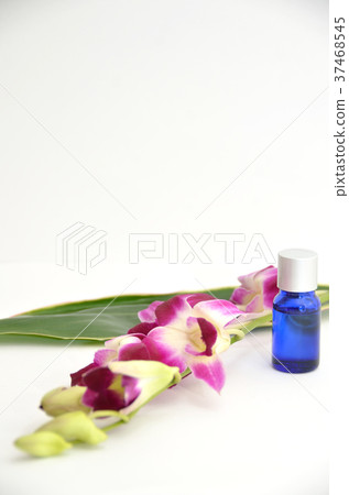 與蘭花花和芳香油的秀麗圖像 與蘭花花和芳香油的秀麗圖像 37468545