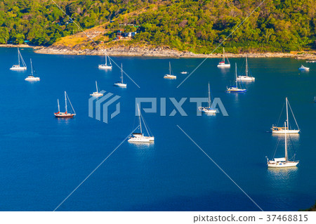 Yacht luxury sailboat park on the blue ocean Yacht luxury sailboat park on the blue ocean 37468815