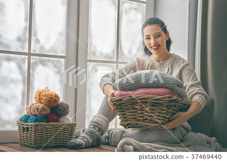 Winter portrait of young woman 37469440