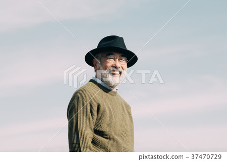 戴帽子微笑的老人戶外 37470729