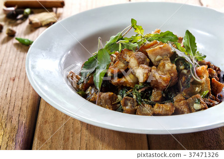 rice topped with stir-fried streaky pork and basil 37471326