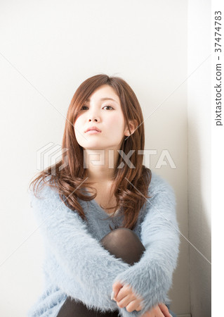 坐著的女人 坐著的女人 37474783