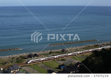 The 683s running in the background of the Sea of Japan was hot. 2013/10/14 37475219