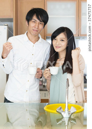 Couple doing guts pose 37475757