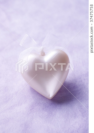Pearl white heart 37475758