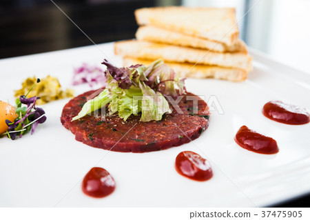 Classic steak tartare Classic steak tartare 37475905