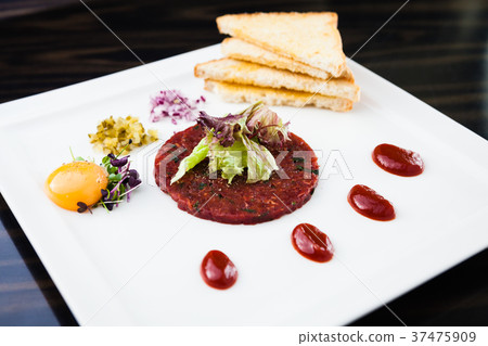 Classic steak tartare Classic steak tartare 37475909