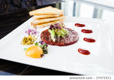 Classic steak tartare 37475911