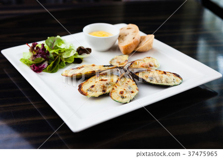 Baked mussels au gratin 37475965