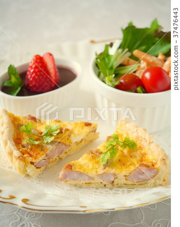 Sausage quiche lunch plate (up) Sausage quiche lunch plate (up) 37476443