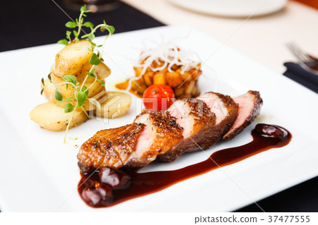 Roasted duck with pear 37477555