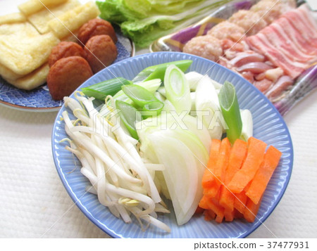 Preparing ingredients for the pot 37477931