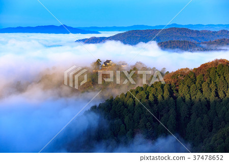 在從雲彩Binaka Matsuyama城堡高橋市,岡山縣看見的天空的山城堡 在從雲彩Binaka Matsuyama城堡高橋市,岡山縣看見的天空的山城堡 37478652