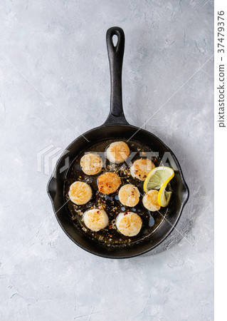 Fried scallops with butter sauce 37479376