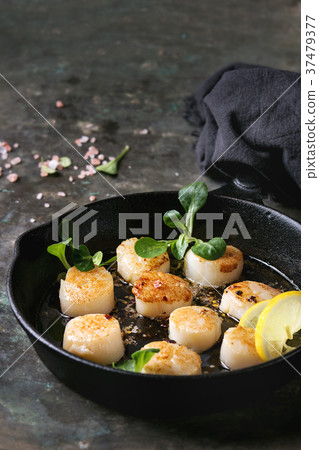 Fried scallops with butter sauce 37479377