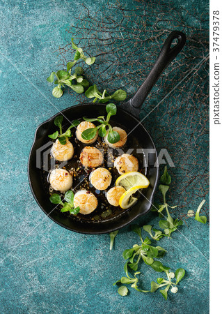 Fried scallops with butter sauce Fried scallops with butter sauce 37479378
