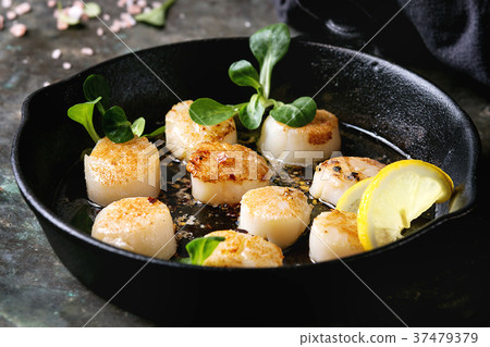 Fried scallops with butter sauce 37479379