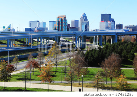 Louisville, Kentucky city center and expressway 37481283