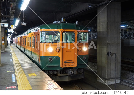 高崎站JNR系列115列車 37481403
