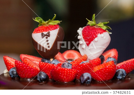 Strawberry bride groom at luxury wedding drip cake Strawberry bride groom at luxury wedding drip cake 37482631