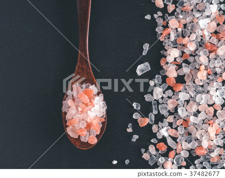 Himalayan pink salt in crystals 37482677