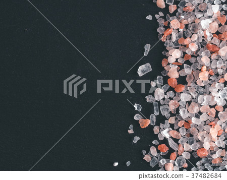 Himalayan pink salt in crystals 37482684