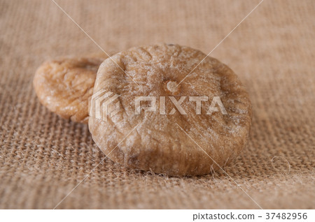 dried figs on hessian texture background 37482956